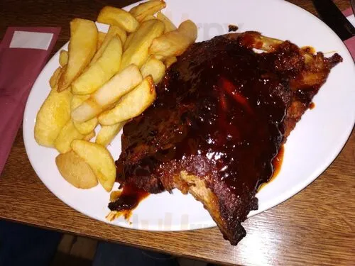 BBQ ribs with chips